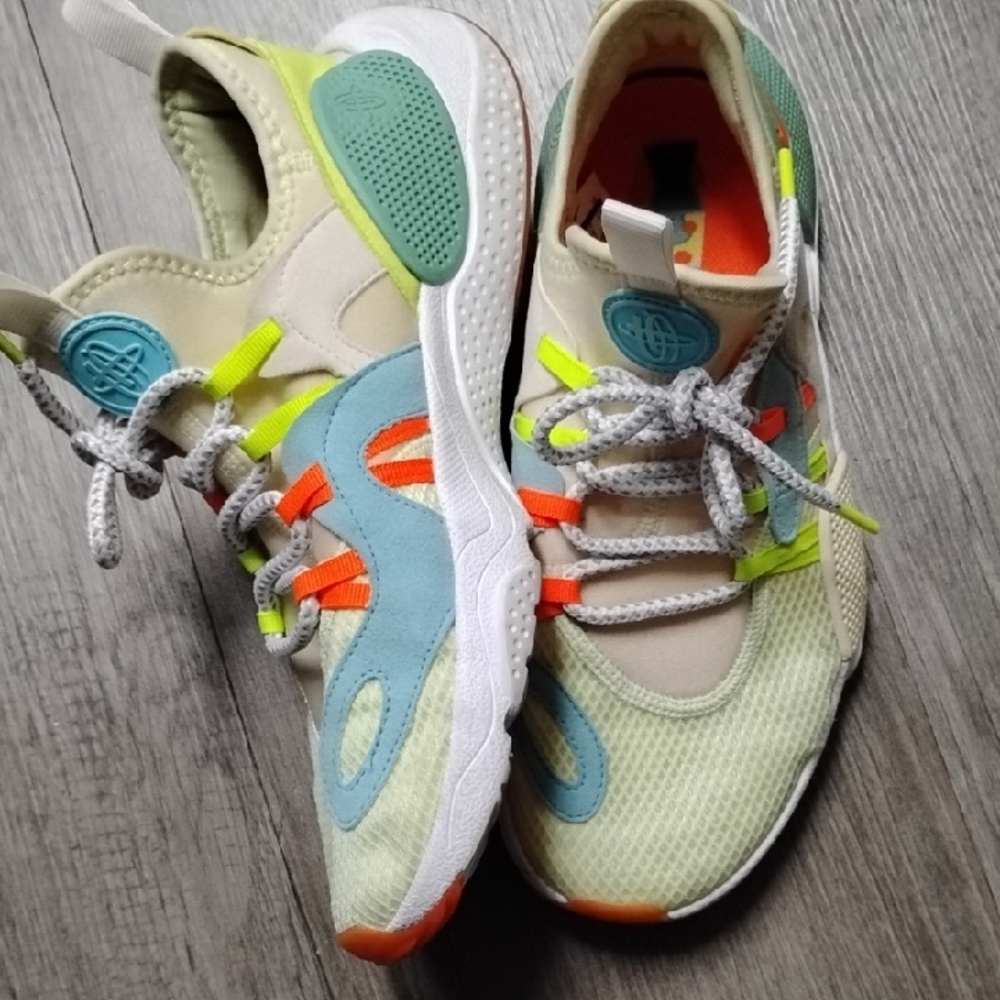 Stylish Women's Athletic Shoes in Cream and Blue - Picture 15 of 16